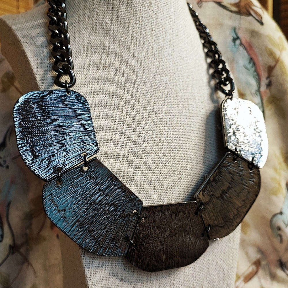 Allen B Schwartz ABS Black Shimmery Acrylic Clear Rhinestone Statement Necklace - Picture 2 of 12
